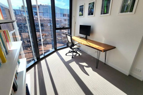 Resort-style Exec 1 Bed With Study In Port Melbourne - Kalgoorlie Accommodation 2