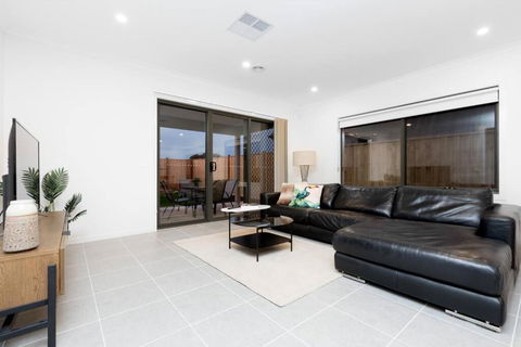 ResortStyle 4BR House With Parking - Kalgoorlie Accommodation 3