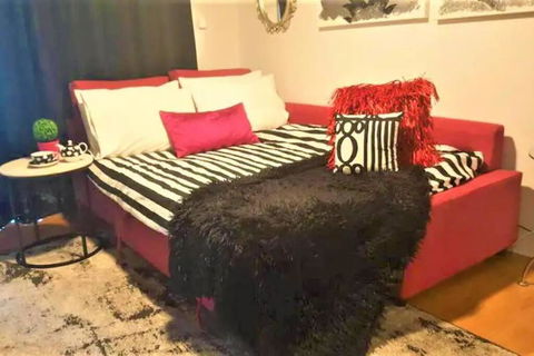 Retro Chic Vibes, Tropical Pool & Prime Location - Kalgoorlie Accommodation 1