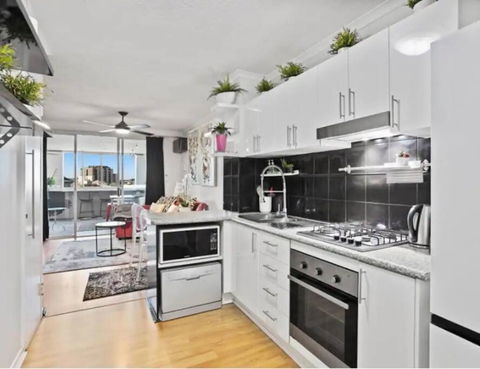Retro Chic Vibes, Tropical Pool & Prime Location - Kalgoorlie Accommodation 3