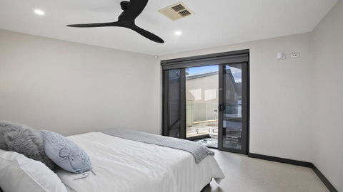 Riptides Booker Bay -Waterfront Apartment, Walk To Shops & Cafes - Kalgoorlie Accommodation 3