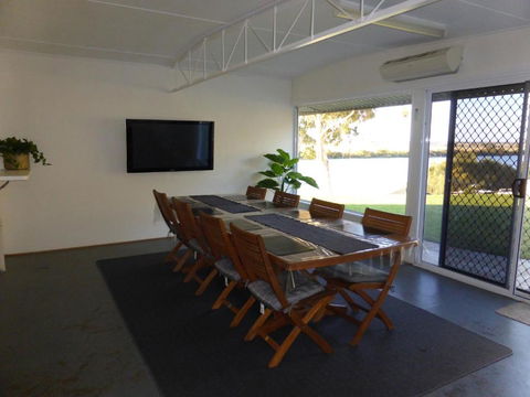 Riverfront Holiday House - Kalgoorlie Accommodation 1