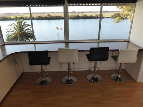 Riverfront Holiday House - Kalgoorlie Accommodation 2