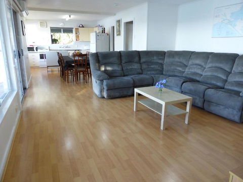 Riverfront Holiday House - Kalgoorlie Accommodation 3