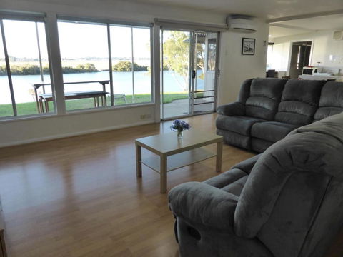 Riverfront Holiday House - Kalgoorlie Accommodation 0