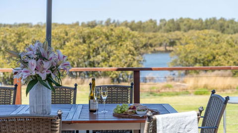 Riverside Retreat, Coolangatta, Near Seven Mile Beach - Kalgoorlie Accommodation 2