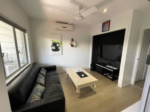 Relax At Trinity Beach Getaway, Blue Lagoon, Trinity Beach - Kalgoorlie Accommodation 2