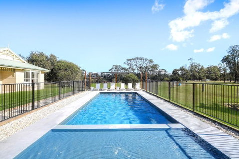 Roads End With Games Barn Ponies Alfresco Dining - Kalgoorlie Accommodation 1