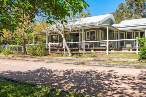 Rock Davis Luxury Beachouse - 100mtrs To Beach - Kalgoorlie Accommodation 3