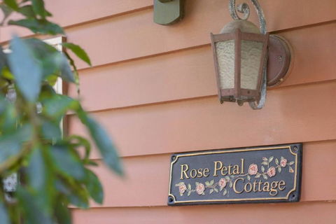 Rose Petal Cottage - Kalgoorlie Accommodation 1