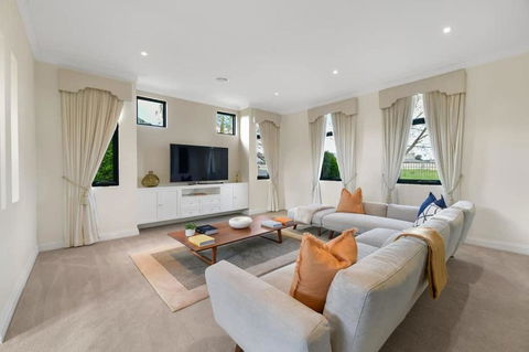 Roselawn Retreat - Pool, Incredible Views, Sleeps 8 - Kalgoorlie Accommodation 1