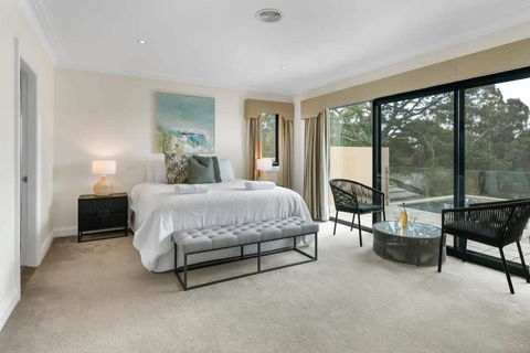 Roselawn Retreat - Pool, Incredible Views, Sleeps 8 - Kalgoorlie Accommodation 2
