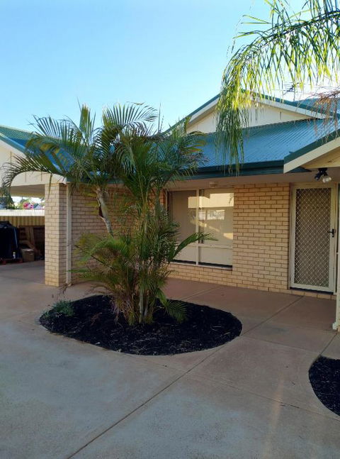 Ross - Kalgoorlie Accommodation 0