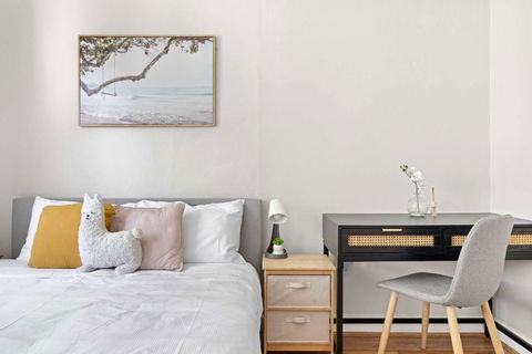Rustic Queen Room In Glebe - Next To USYD - Shared Bathroom - Kalgoorlie Accommodation 2