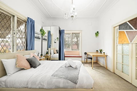Rustic Queen Room - Seconds To Stores & Eateries - Shared Bathroom - Kalgoorlie Accommodation 0
