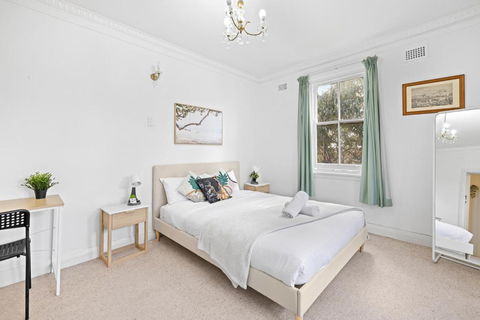 Rustic Queen Room - Seconds To Stores & Eateries - Shared Bathroom - Kalgoorlie Accommodation 2