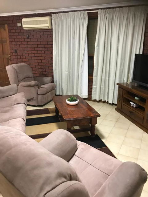 SA House - Kalgoorlie Accommodation 3