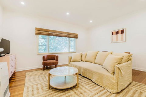 Salmon Calm - Trendy Velvet Allure By Albert Park - Kalgoorlie Accommodation 2