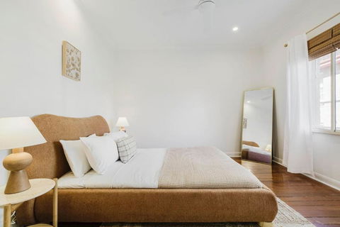 Salmon Calm - Trendy Velvet Allure By Albert Park - Kalgoorlie Accommodation 0