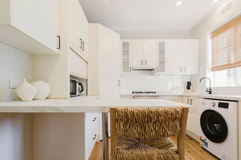Salmon Calm - Trendy Velvet Allure By Albert Park - Kalgoorlie Accommodation 1