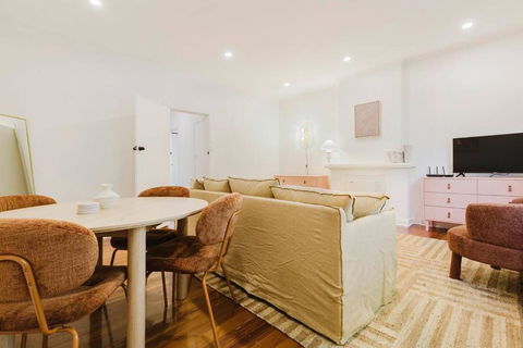 Salmon Calm - Trendy Velvet Allure By Albert Park - Kalgoorlie Accommodation 3