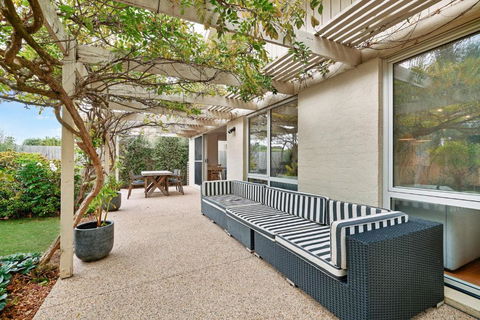 Salt Air Hideaway With Lush Backyard - Kalgoorlie Accommodation 2