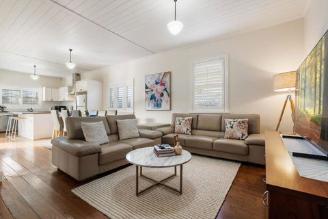 Sampson Cottage - Historic Charm - Kalgoorlie Accommodation 3