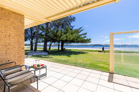 Sandy Beach House Corlette Unit 1 Waterfront WI-FI Aircon - Kalgoorlie Accommodation 2