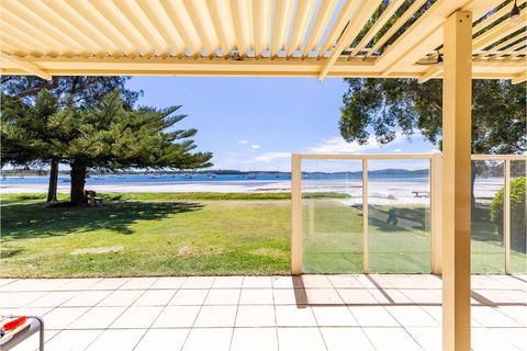 Sandy Beach House Corlette Unit 1 Waterfront WI-FI Aircon - Kalgoorlie Accommodation 1