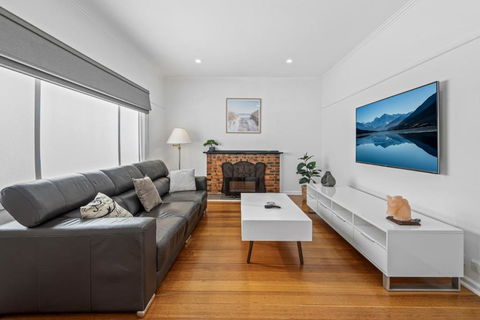 Spacious 3-Bed With Outdoor Dining Near Airport - Kalgoorlie Accommodation 0