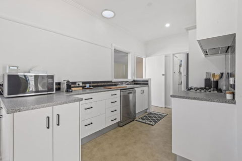 Spacious 3-Bed With Outdoor Dining Near Airport - Kalgoorlie Accommodation 3