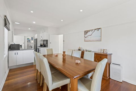 Spacious 3-Bed With Outdoor Dining Near Airport - Kalgoorlie Accommodation 2