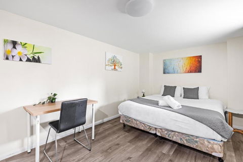 Spacious King Studio Room - Nearby Station & Shops - Located At Carramar - Kalgoorlie Accommodation 3