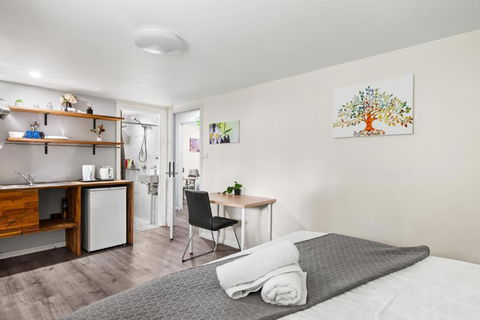 Spacious King Studio Room - Nearby Station & Shops - Located At Carramar - Kalgoorlie Accommodation 1