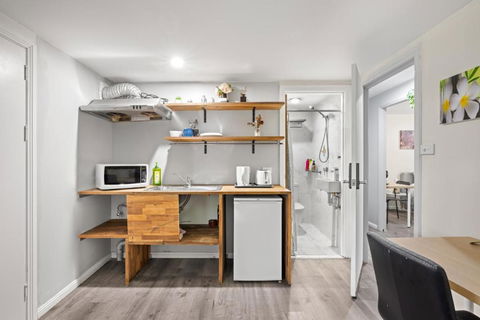 Spacious King Studio Room - Nearby Station & Shops - Located At Carramar - Kalgoorlie Accommodation 2