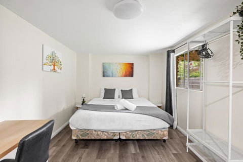 Spacious King Studio Room - Nearby Station & Shops - Located At Carramar - Kalgoorlie Accommodation 0