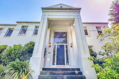 StayAU Expansive 7BR Villa Scenic Warrandyte - Kalgoorlie Accommodation 2