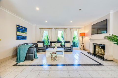 StayAU Expansive 7BR Villa Scenic Warrandyte - Kalgoorlie Accommodation 3