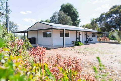The Bungalow Cottage - Kalgoorlie Accommodation 3