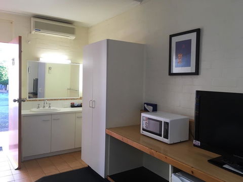 Bishops Lodge Narrandera - Kalgoorlie Accommodation 3