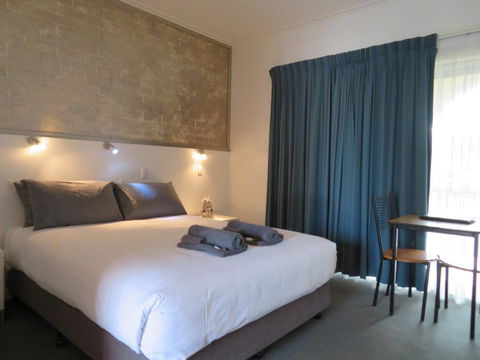 Bishops Lodge Narrandera - Kalgoorlie Accommodation 2
