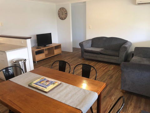 Blue Leaf Cottage - Kalgoorlie Accommodation 1