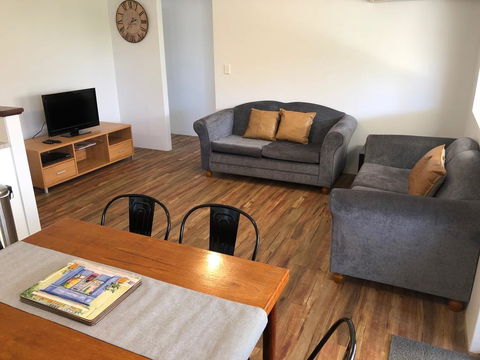 Blue Leaf Cottage - Kalgoorlie Accommodation 2