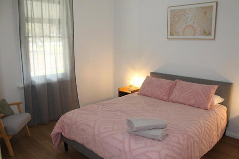 The Renmarkable Cottage - Kalgoorlie Accommodation 1