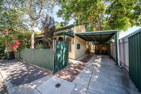 The Spotted Cow,city Fringe,pet Friendly-Free Wine - Kalgoorlie Accommodation 1