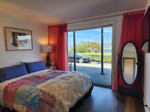 Waterfront Abode - 2 Bedrooms - Kalgoorlie Accommodation 1