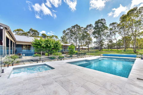 Wine, Dine And Relax - Central To Vineyards And Wedding Venues - Kalgoorlie Accommodation 0