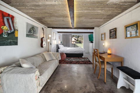 White Beach Studio - Kalgoorlie Accommodation 0