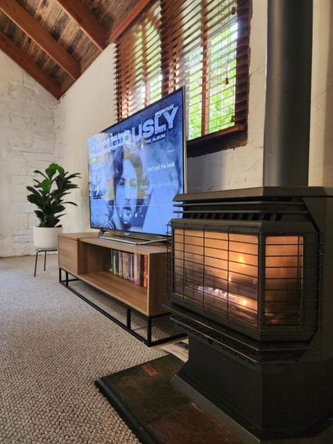 Daylesford - FROG HOLLOW ESTATE - One Bedroom Retreat Villa - Book For 3 Nights Pay For 2 - Contact Us For More Details - Kalgoorlie Accommodation 4