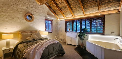 Daylesford - FROG HOLLOW ESTATE - One Bedroom Retreat Villa - Book For 3 Nights Pay For 2 - Contact Us For More Details - Kalgoorlie Accommodation 2